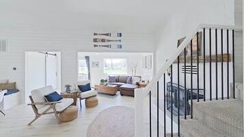 Smart-TV, Kamin, Tischtennisplatte, Bücher