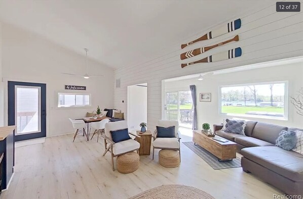 Smart TV, fireplace, ping pong, books