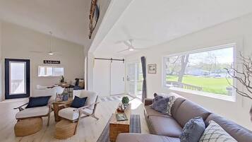 Smart-TV, Kamin, Tischtennisplatte, Bücher