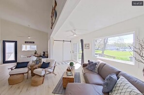 Smart TV y chimenea 