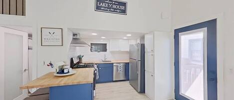 Køleskab, mikrobølgeovn, ovn, kogeplade