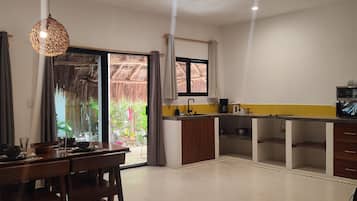 Køleskab, mikrobølgeovn, kaffe-/temaskine