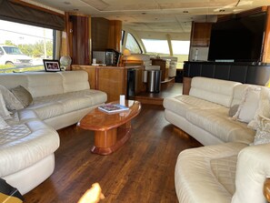 Smart TV - Luxury 3-bedroom Yacht - Gorgeous Bayfront Paradise! (Panama City)