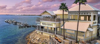 Luxury 3-bedroom Yacht - Gorgeous Bayfront Paradise!