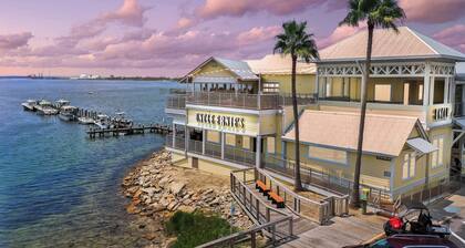 Luxury 3-bedroom Yacht - Gorgeous Bayfront Paradise!