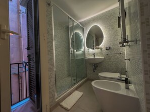 Haartrockner, Bidet, Handtücher, Seife