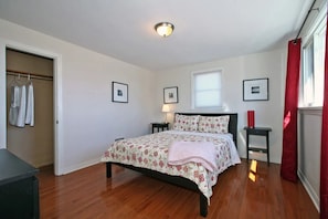 3 bedrooms, desk, iron/ironing board, travel crib