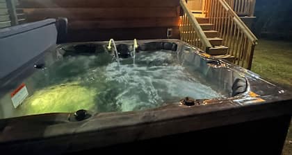 Pet friendly-acreage-hot tub-creek