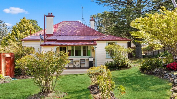 A house with a red roof, a chimney, and a front porch with two chairs. - The Outlook in Leura (Leura)