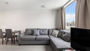 Apartment | Living area - Cosy Central 1Br With Balcony! (Auckland)