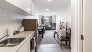 Microwave, oven, stovetop, dishwasher - Cosy Central 1Br With Balcony! (Auckland)