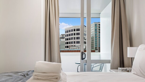 Apartment | 1 bedroom, iron/ironing board, WiFi (free), bed sheets - Cosy Central 1Br With Balcony! (Auckland)