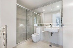 Shower - Urban Escape: Prime Location by Zodiak Stays (Auckland)