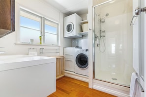 Villa | Badezimmer | Dusche, Haartrockner, Handtücher, Seife
