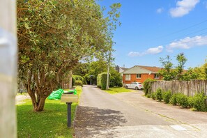 A residential street with houses, a mailbox, and a tree. - Spacious 3Br Mission Bay Home With Parking! (Auckland)