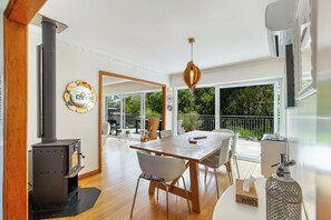 Villa | In-room dining - Spacious 3Br Mission Bay Home With Parking! (Auckland)