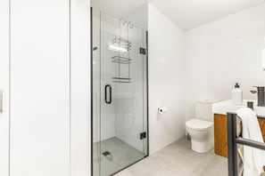 Căn hộ tiện nghi đơn giản | Phòng tắm | Buồng tắm vòi sen, xà phòng, dầu gội