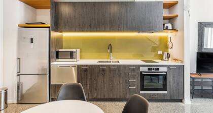 Contemporary 1BR Queen St. Retreat by Zodiak Stays