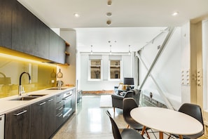 Comfort Apartment | Private kitchen | Microwave, oven, stovetop, dishwasher - Contemporary 1BR Queen St. Retreat by Zodiak Stays (Auckland)