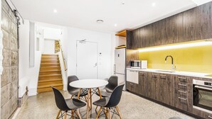 Apartemen Comfort | Makan di kamar