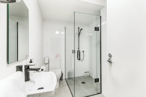 Studio | Bathroom - Modern Studio + Prime Location by Zodiak Stays (Auckland)