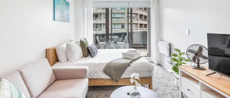 Studio, 1 Queen-Bett | Wohnbereich | Fernseher