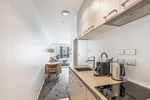 Studio, 1 keskisuuri parisänky | Yksityinen keittiö | Jääkaappi, mikroaaltouuni, uuni, liesi