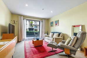 TV - Viaduct Studio + Parking + Wine by Zodiak Stays (Auckland)