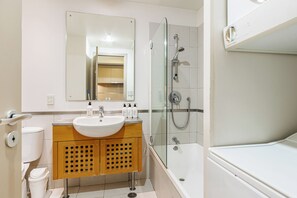 Studio | Bathroom | Shower - Viaduct Studio + Parking + Wine by Zodiak Stays (Auckland)