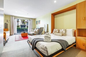 Studio | Iron/ironing board, free WiFi, bed sheets - Viaduct Studio + Parking + Wine by Zodiak Stays (Auckland)