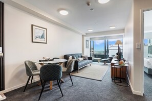 In-room dining - Zodiak Stays: Cozy CBD 2BR Near Top Dining Spots (Auckland)