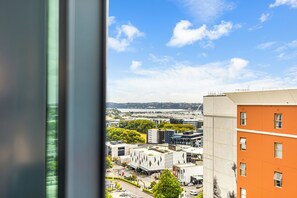 View from property - Zodiak Stays: Cozy CBD 2BR Near Top Dining Spots (Auckland)
