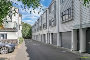Exterior - Balcony+Parking 3BR Gem Near Arena | Zodiak Stays (Auckland)