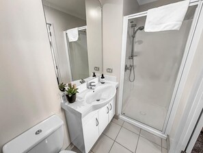 Handdukar, tvål, schampo och toalettpapper