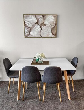 Apartment | Essbereich im Zimmer