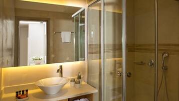 Een douche, handdoeken, zeep, shampoo