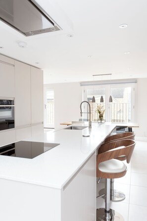 Deluxe House | Private kitchen | Full-size fridge, microwave, oven, stovetop - Fabulous Central Windsor Town House (Windsor)
