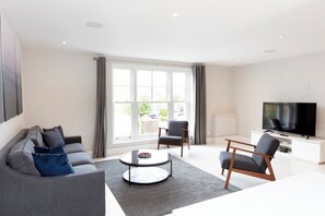 Deluxe House | Living area | Flat-screen TV - Fabulous Central Windsor Town House (Windsor)