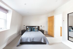 Deluxe House | 4 bedrooms, iron/ironing board, free WiFi - Fabulous Central Windsor Town House (Windsor)