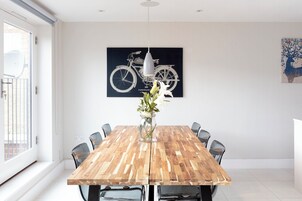 Deluxe House | Dining room