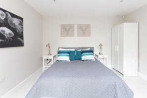 Deluxe House | 4 bedrooms, iron/ironing board, free WiFi - Fabulous Central Windsor Town House (Windsor)