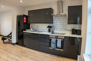 Réfrigérateur, micro-ondes, four, plaque de cuisson