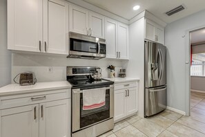 Geladeira, micro-ondas, cooktop, lava-louças