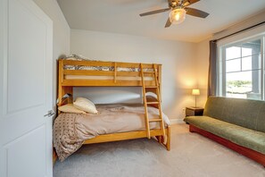 4 makuuhuonetta, työpöytä, silitysrauta/-lauta, Wi-Fi