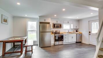 Een koelkast, een vaatwasser, een koffiezetapparaat/waterkoker