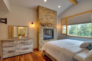3 bedrooms, iron/ironing board, Internet, bed sheets - Pet-Friendly Auburn Home on 3 Acres (Auburn)