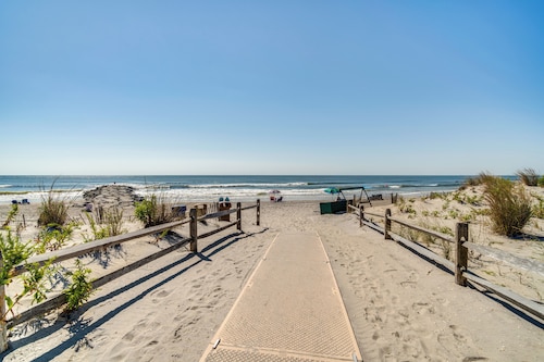 <1 Mi to Boardwalk & Beach Access: Ocean City Apt!