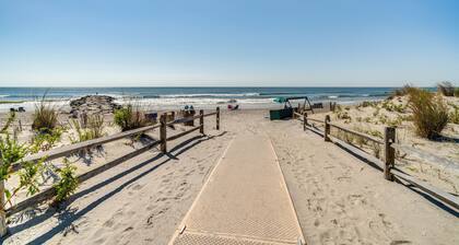 <1 Mi to Boardwalk & Beach Access: Ocean City Apt!