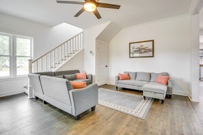 TV, books - Walk to Winery: Family-Friendly Holt Getaway (Holt)
