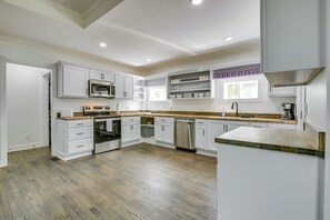 Fridge, microwave, dishwasher, coffee/tea maker - Walk to Winery: Family-Friendly Holt Getaway (Holt)